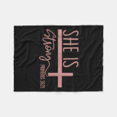 She Is Strong Proverbs 31_25 Shirt Fleecedecke (Vorderseite (Horizontal))