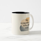 She Remembered Who She Was Mug – Empowering Femini Zweifarbige Tasse (VorderseiteRechts)