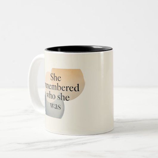 She Remembered Who She Was Mug – Empowering Femini Zweifarbige Tasse (Vorderseite Links)