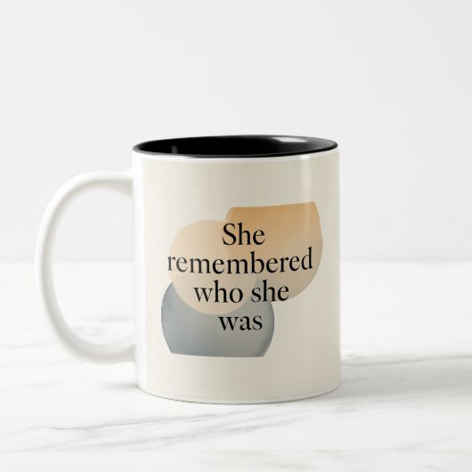 She Remembered Who She Was Mug – Empowering Femini Zweifarbige Tasse (Links)