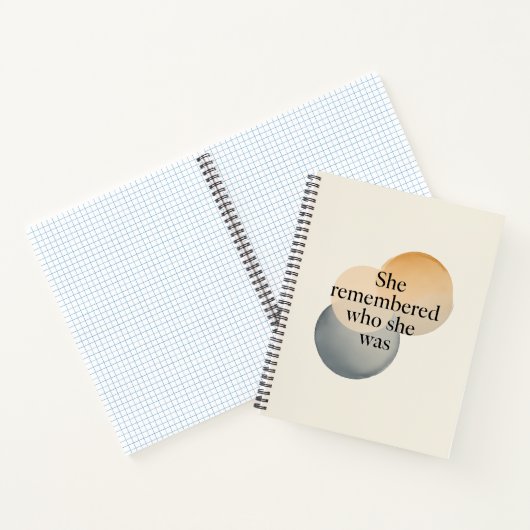 She Remembered Who She Was Spiral Notebook – Moder Notizblock (Innenseite)