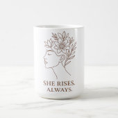 She Rises. Always — Minimalist Empowerment Design Kaffeetasse (Mittel)