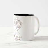 She Rises. Always — Minimalist Empowerment Design Zweifarbige Tasse (VorderseiteRechts)