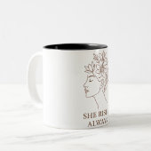 She Rises. Always — Minimalist Empowerment Design Zweifarbige Tasse (Vorderseite Links)