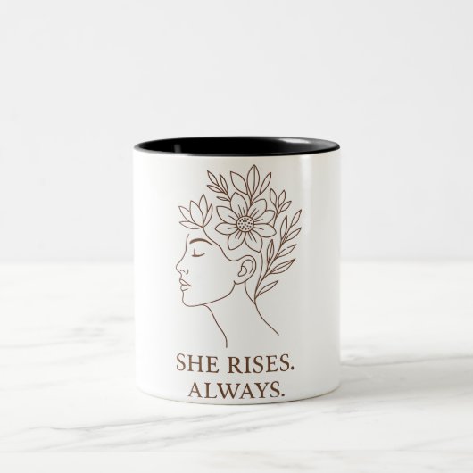 She Rises. Always — Minimalist Empowerment Design Zweifarbige Tasse (Mittel)