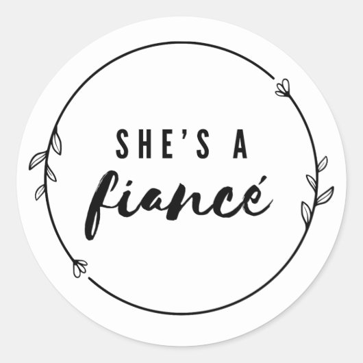 She’s a Fiancé Elegant Engagement Bridal Party Runder Aufkleber (Vorderseite)