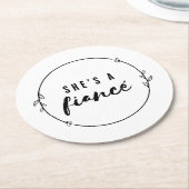 She’s a Fiancé Elegant Engagement Bride to Be Gift Runder Pappuntersetzer (Angewinkelt)