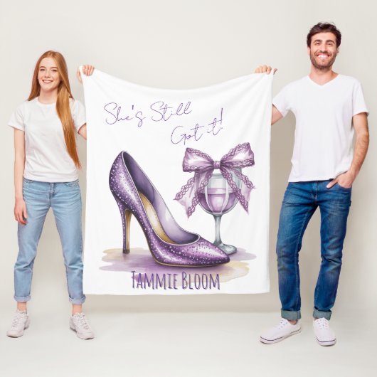 She’s Still Got It Purple High Heel Birthday Fleecedecke (Beispiel)