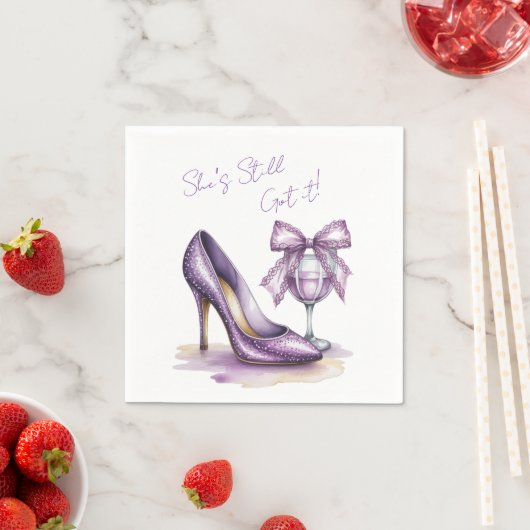 She’s Still Got It Purple High Heel Birthday Party Serviette (Beispiel)