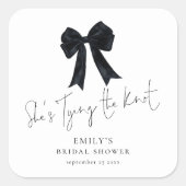 She’s Tying The Knot Black Bow Bridal Shower Quadratischer Aufkleber (Vorderseite)