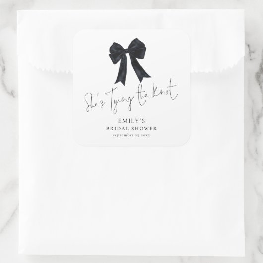 She’s Tying The Knot Black Bow Bridal Shower Quadratischer Aufkleber (Tasche)
