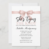 She’s Tying the Knot Theme Blush Pink Bow Einladung (Vorderseite)