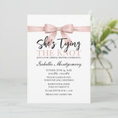 She’s Tying the Knot Theme Blush Pink Bow Einladung (Stehend Vorderseite)