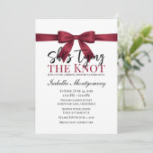 She’s Tying the Knot Theme Burgundy Bow Einladung (Stehend Vorderseite)