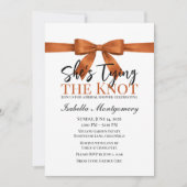 She’s Tying the Knot Theme Burnt Orange Bow Einladung (Vorderseite)