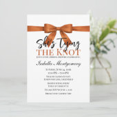 She’s Tying the Knot Theme Burnt Orange Bow Einladung (Stehend Vorderseite)