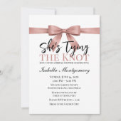She’s Tying the Knot Theme Dusty Pink Bow Einladung (Vorderseite)