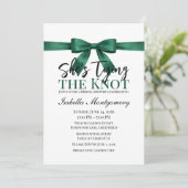 She’s Tying the Knot Theme Emerald Green Bow Einladung (Stehend Vorderseite)