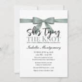 She’s Tying the Knot Theme Eucalyptus Green Bow Einladung (Vorderseite)
