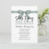 She’s Tying the Knot Theme Eucalyptus Green Bow Einladung (Stehend Vorderseite)