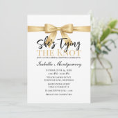 She’s Tying the Knot Theme Gold Bow Einladung (Stehend Vorderseite)