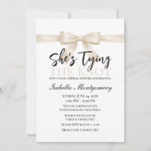 She’s Tying the Knot Theme Ivory Bow Einladung (Vorderseite)