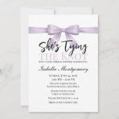 She’s Tying the Knot Theme Lavender Bow Einladung (Vorderseite)