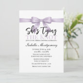 She’s Tying the Knot Theme Lavender Bow Einladung (Stehend Vorderseite)