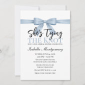 She’s Tying the Knot Theme Light Blue Bow Einladung (Vorderseite)