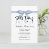 She’s Tying the Knot Theme Light Blue Bow Einladung (Stehend Vorderseite)