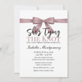 She’s Tying the Knot Theme Mauve Bow Einladung (Vorderseite)