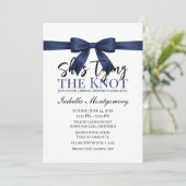 She’s Tying the Knot Theme Navy Blue Bow Einladung (Stehend Vorderseite)