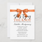 She’s Tying the Knot Theme Orange Bow Einladung (Vorderseite)