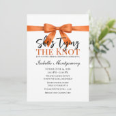 She’s Tying the Knot Theme Orange Bow Einladung (Stehend Vorderseite)