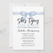 She’s Tying the Knot Theme Sky Blue Bow Einladung (Vorderseite)