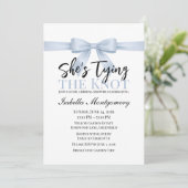 She’s Tying the Knot Theme Sky Blue Bow Einladung (Stehend Vorderseite)