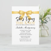 She’s Tying the Knot Theme Yellow Bow Einladung (Stehend Vorderseite)