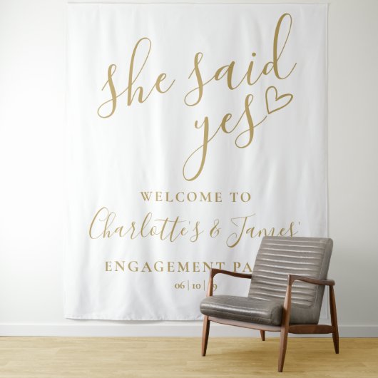 She Said Yes Engagement Party Gold Photo Backdrop Wandteppich (Beispiel)