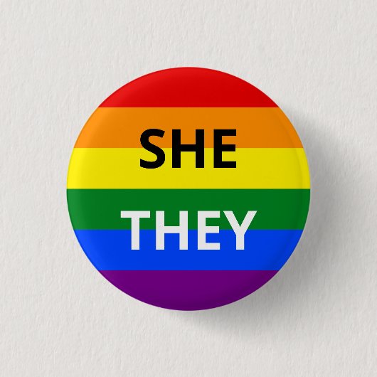 She/They Pronoun Rainbow Badge Button (Vorderseite)