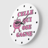 She Who Dares Wins French Saying Wall Clock Große Wanduhr (Winkel)