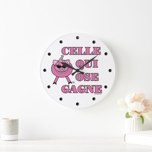 She Who Dares Wins French Saying Wall Clock Große Wanduhr (Zuhause)