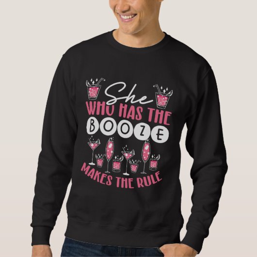 She Who Has The Booze Makes The Rules Backprint Ba Sweatshirt (Vorderseite)