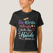 She Works Willingly With Her Hands Proverbs 31 13  T-Shirt (Vorderseite)