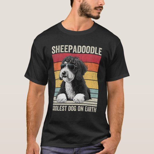 Sheepadoodle Coolster Hund auf der Erde Sheepadood T-Shirt (Vorderseite)