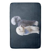 Sheepadoodle mit blauem karierten Schal Badematte (Vorderseite Vertikal)