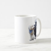 Sheepadoodle mit blauem karierten Schal Kaffeetasse (VorderseiteRechts)