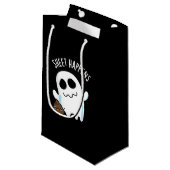 Sheet Happens Funny Ghost Pun Dark BG Kleine Geschenktüte (Vorderseite Schrägansicht)
