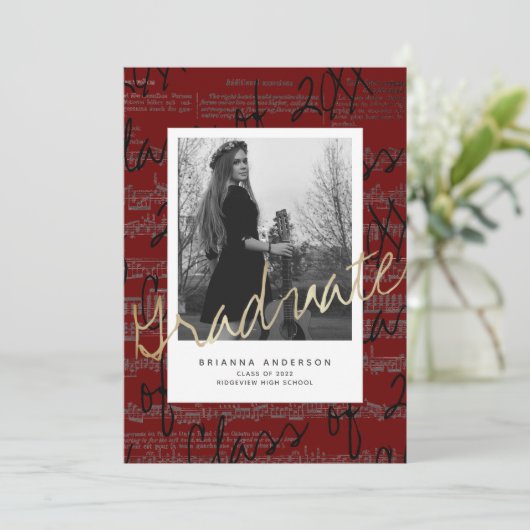 Sheet Music Burgundy Foto VIrtual Abschluss Einladung (Stehend Vorderseite)