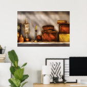 Shelf - Eine Sammlung seltsamer Gegenstände Poster (Heimbüro)