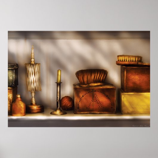 Shelf - Eine Sammlung seltsamer Gegenstände Poster (Vorne)